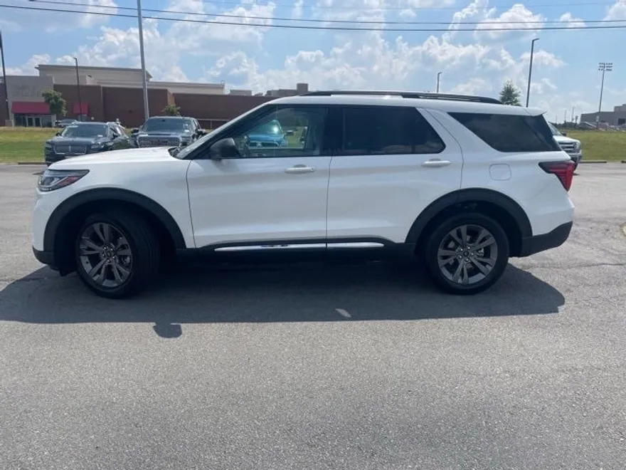 2025 Ford Explorer photo 1