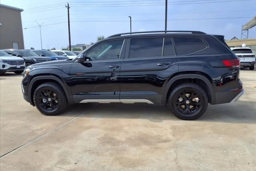 2025 Volkswagen Atlas Peak Edition SE photo 1