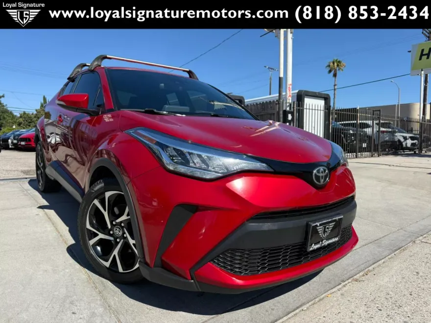 2020 Toyota C-HR XLE photo 1