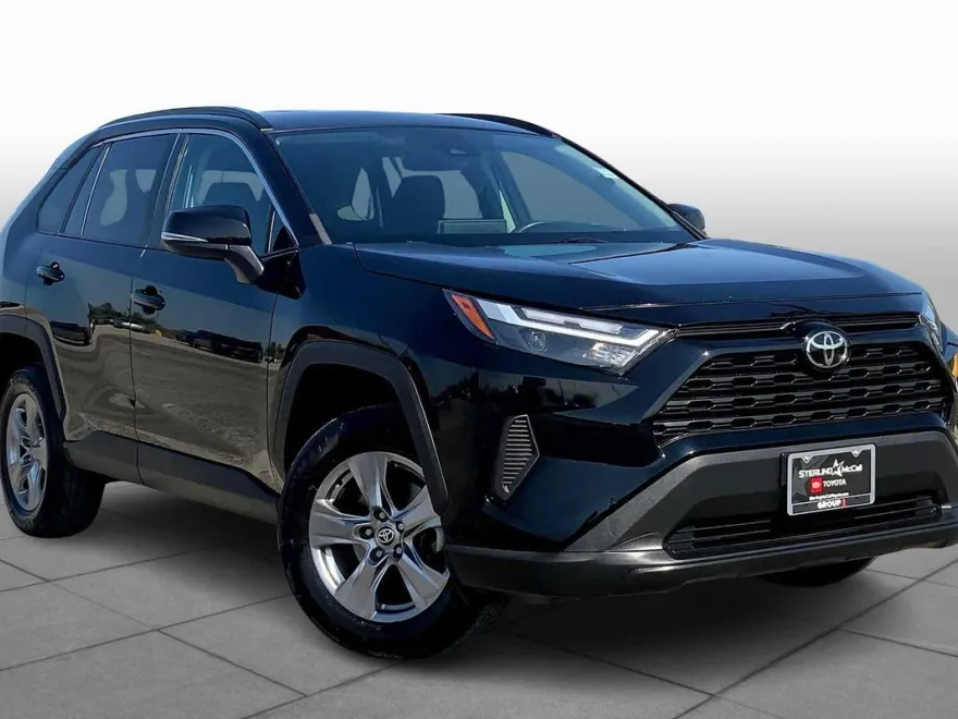 2022 Toyota RAV4 XLE photo 1