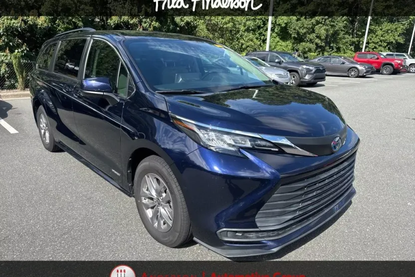 2021 Toyota Sienna LE photo 1