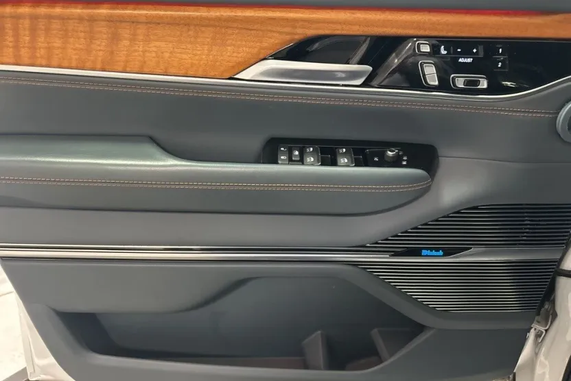 2022 Jeep Grand Wagoneer II photo 1
