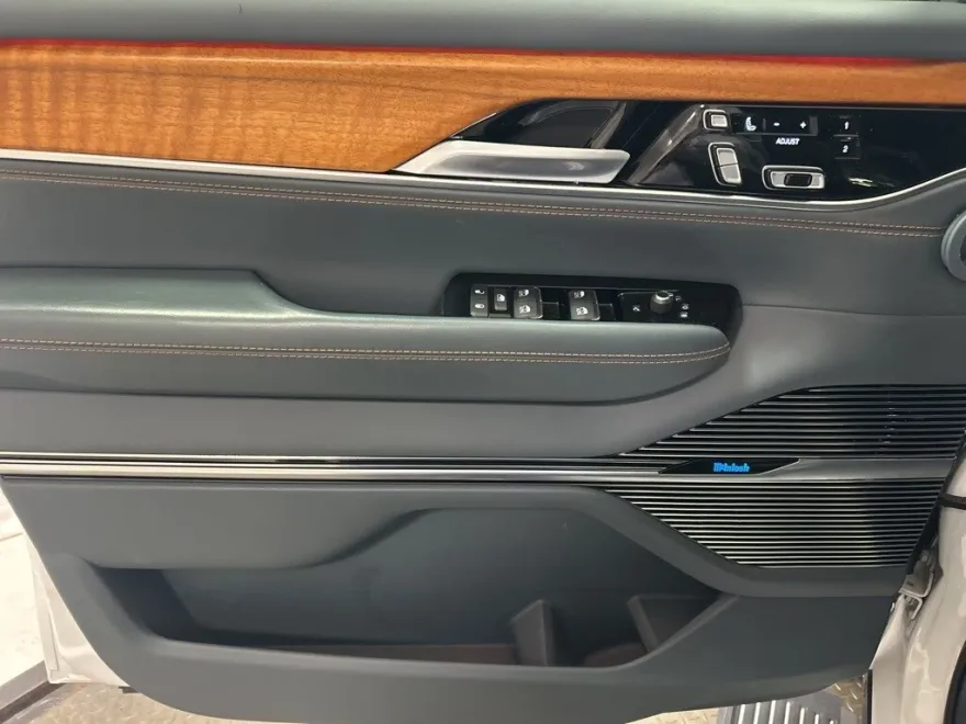 2022 Jeep Grand Wagoneer II photo 1