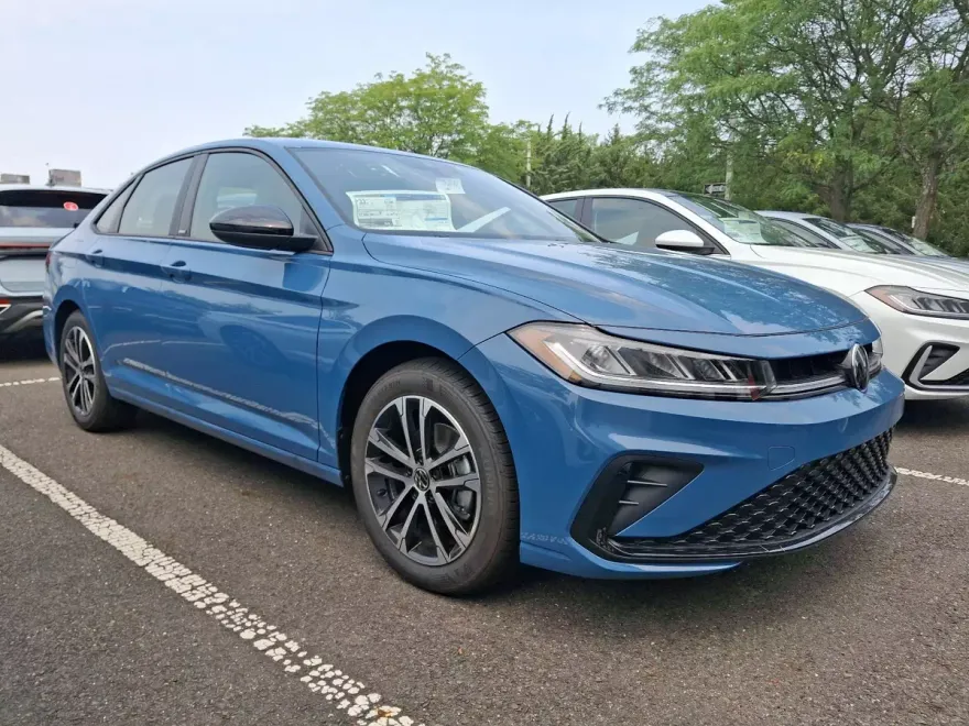 2025 Volkswagen Jetta 1.5T Sport photo 1
