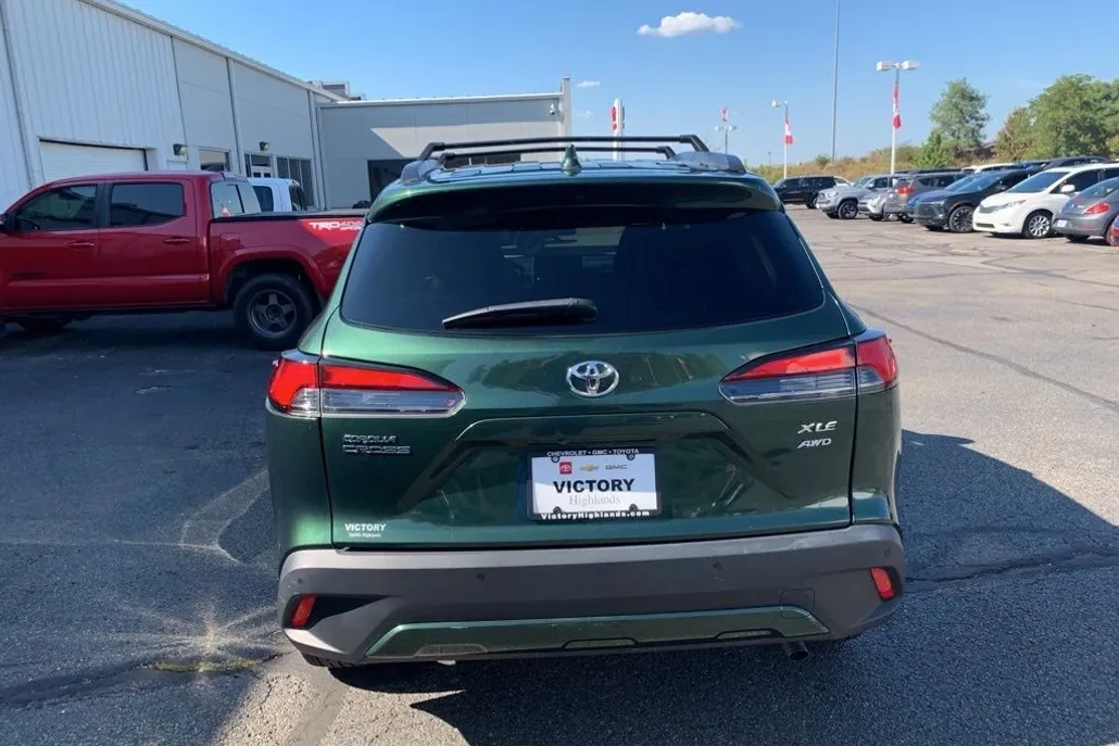 2022 Toyota Corolla Cross XLE photo 1