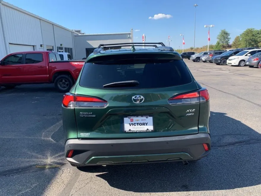 2022 Toyota Corolla Cross XLE photo 1
