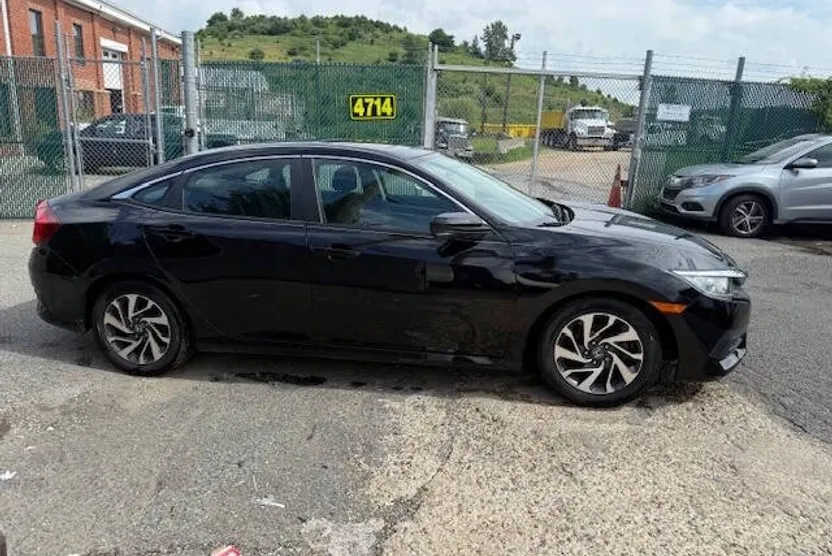 2018 Honda Civic EX photo 1