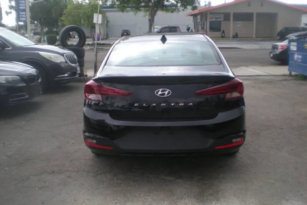 2019 Hyundai Elantra SEL photo 1