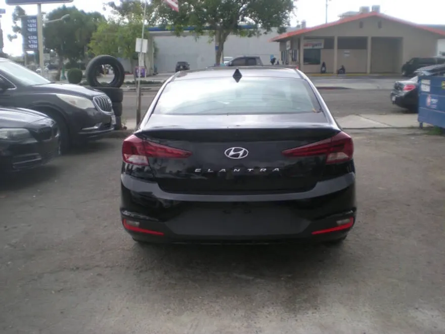 2019 Hyundai Elantra SEL photo 1