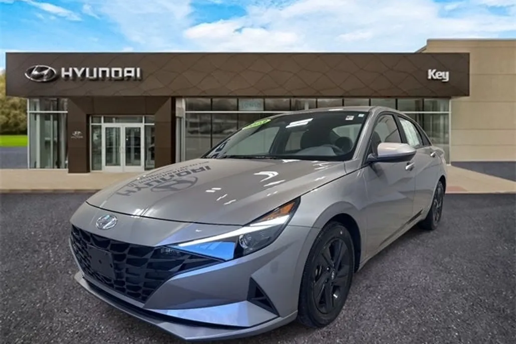 2023 Hyundai Elantra SEL photo 1