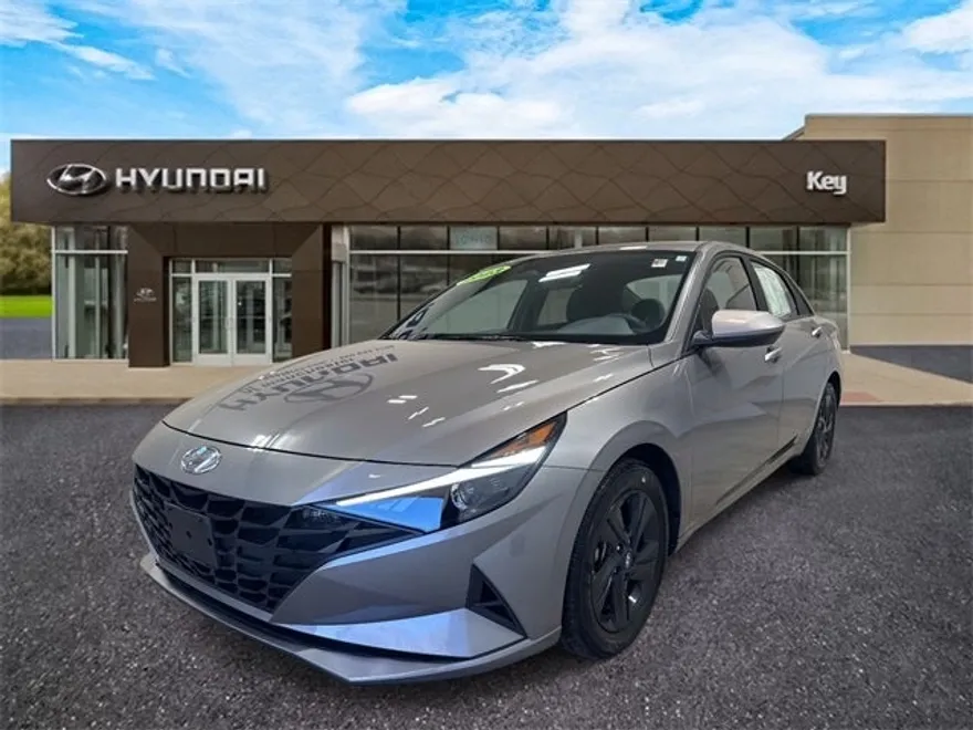 2023 Hyundai Elantra SEL photo 1