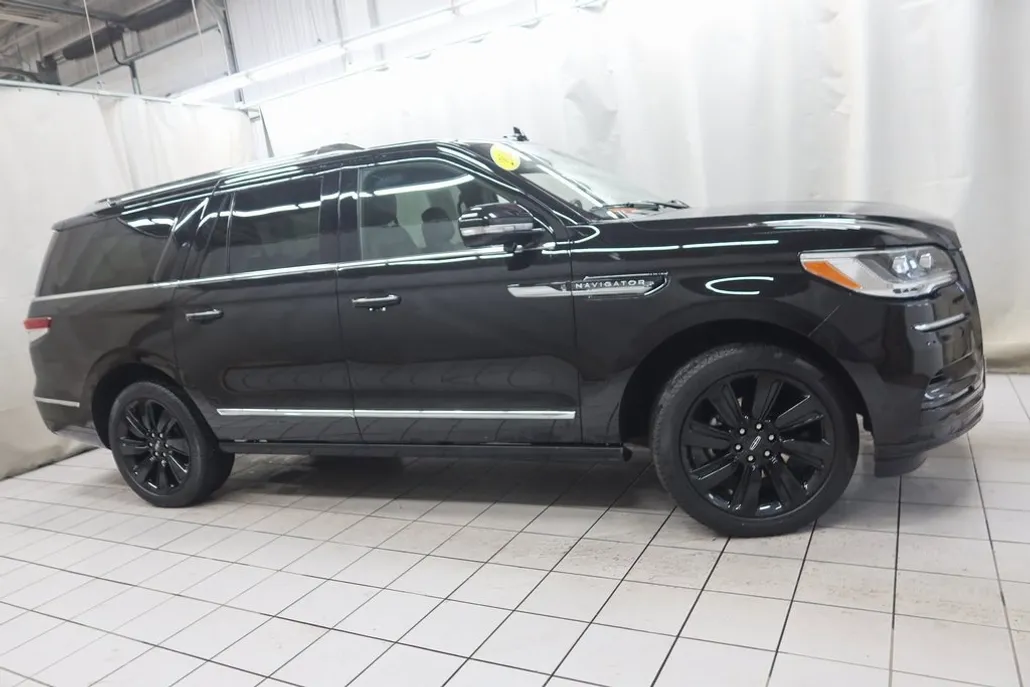 2023 Lincoln Navigator L Reserve photo 1