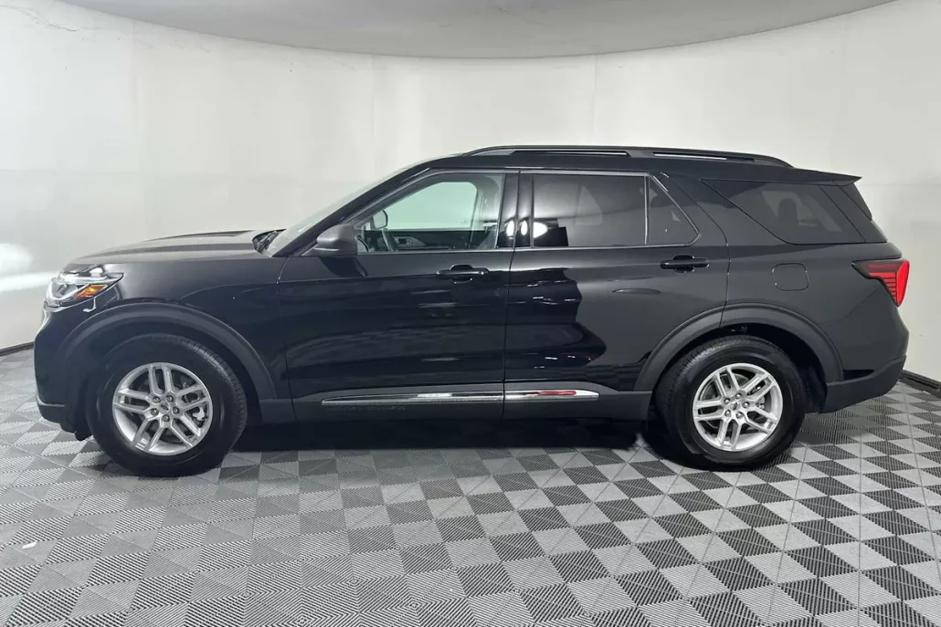 2025 Ford Explorer photo 1