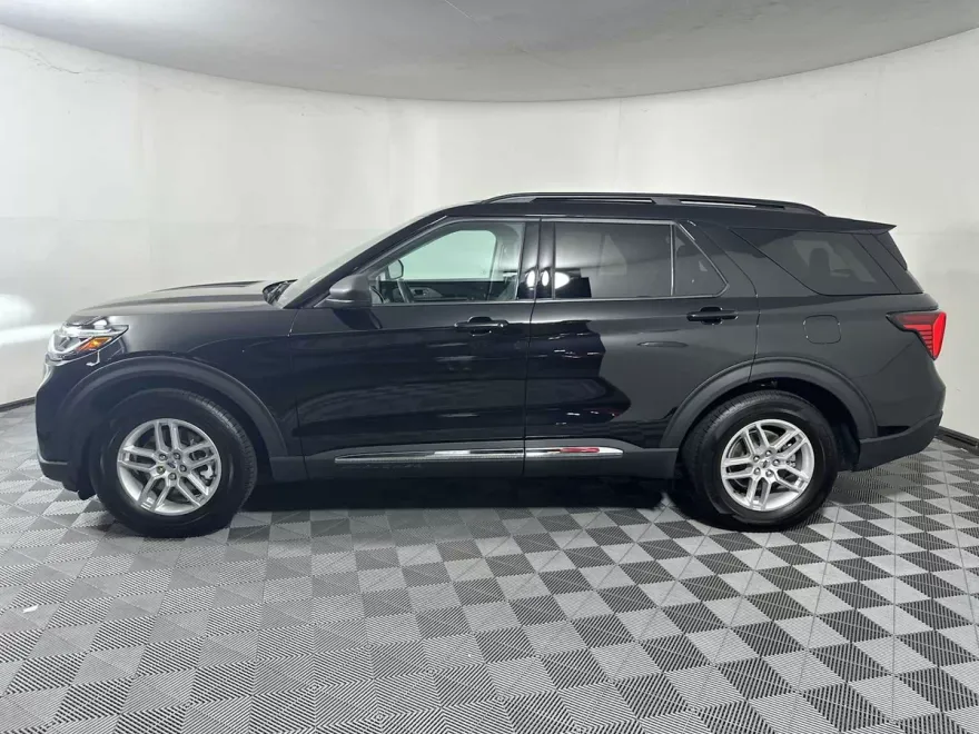 2025 Ford Explorer photo 1