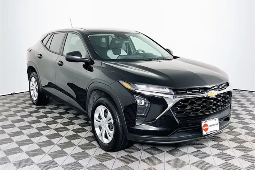 2025 Chevrolet Trax LS photo 1