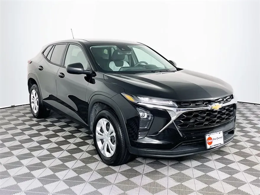 2025 Chevrolet Trax LS photo 1
