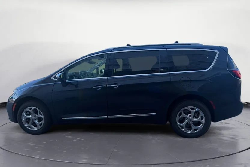 2021 Chrysler Pacifica Limited photo 1