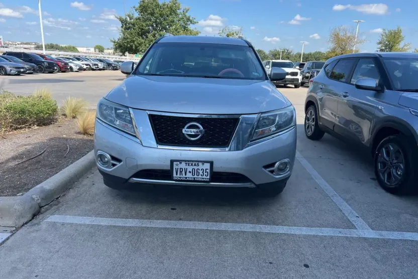 2016 Nissan Pathfinder SV photo 1