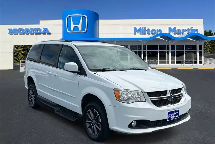 2017 Dodge Grand Caravan SXT photo 1