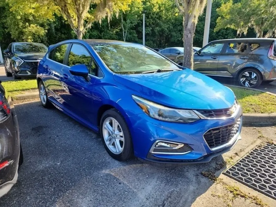 2017 Chevrolet Cruze LT photo 1