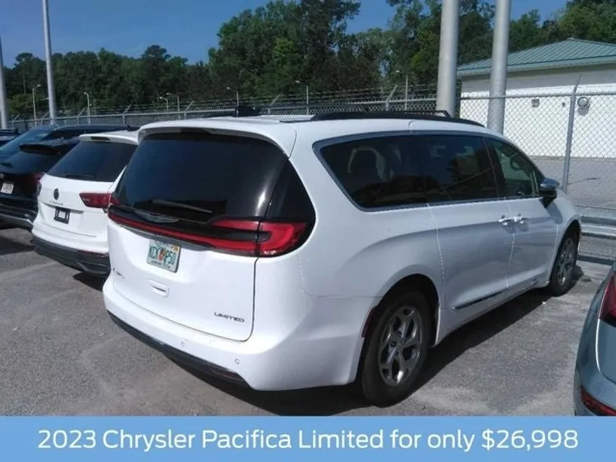 2023 Chrysler Pacifica Limited photo 1