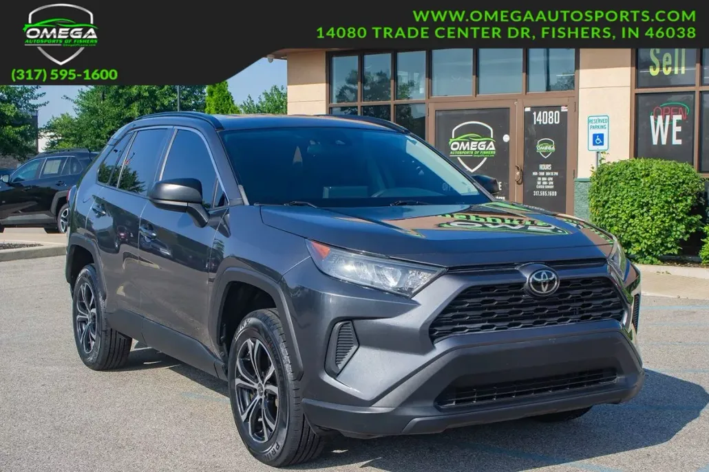 2021 Toyota RAV4 LE photo 1