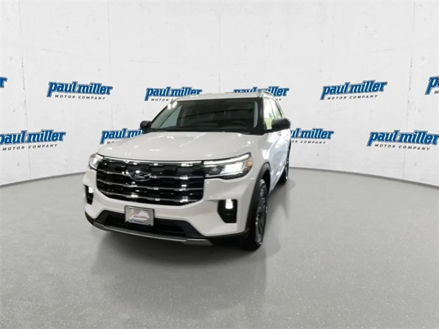 2025 Ford Explorer photo 1