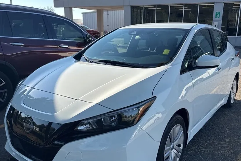 2023 Nissan Leaf S photo 1