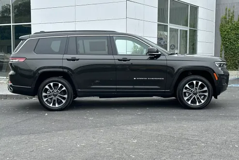 2024 Jeep Grand Cherokee Overland photo 2