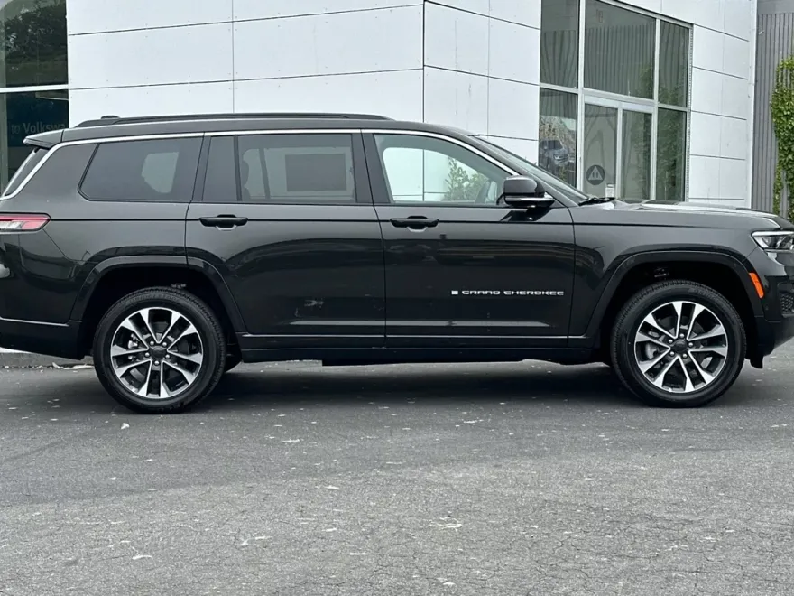 2024 Jeep Grand Cherokee Overland photo 2