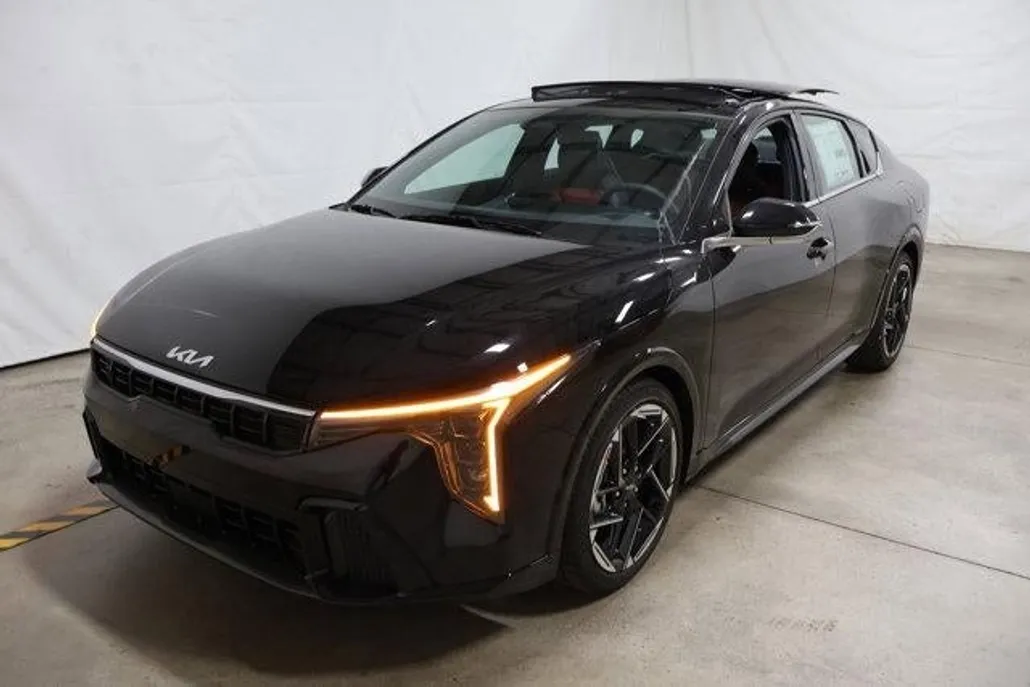 2025 Kia K4 GT-Line photo 1