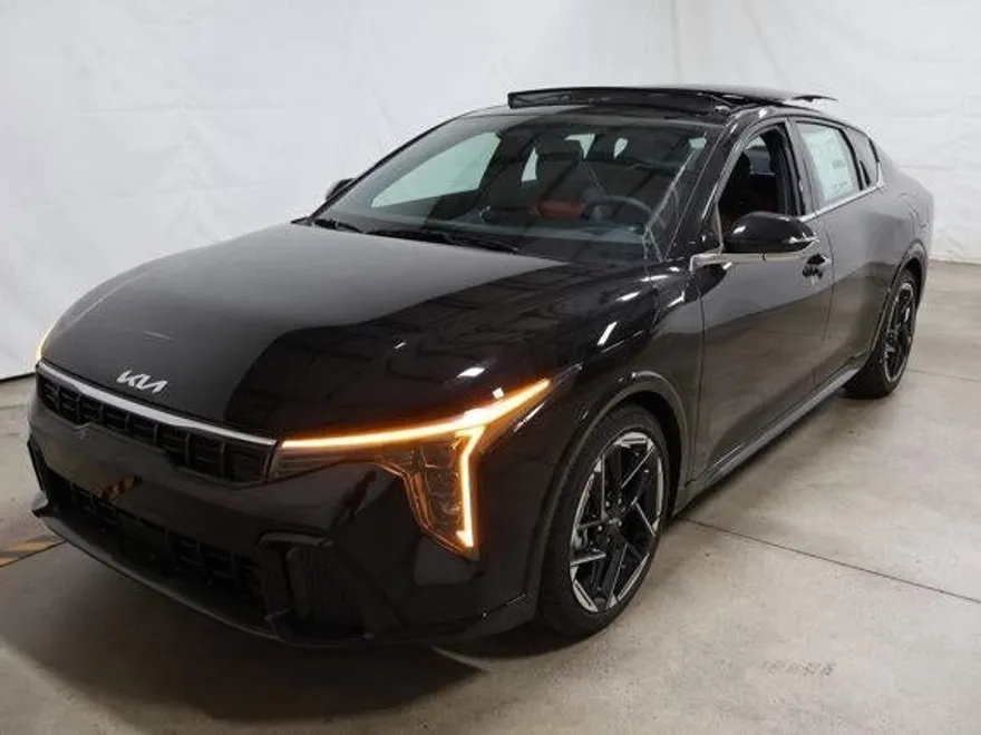 2025 Kia K4 GT-Line photo 1