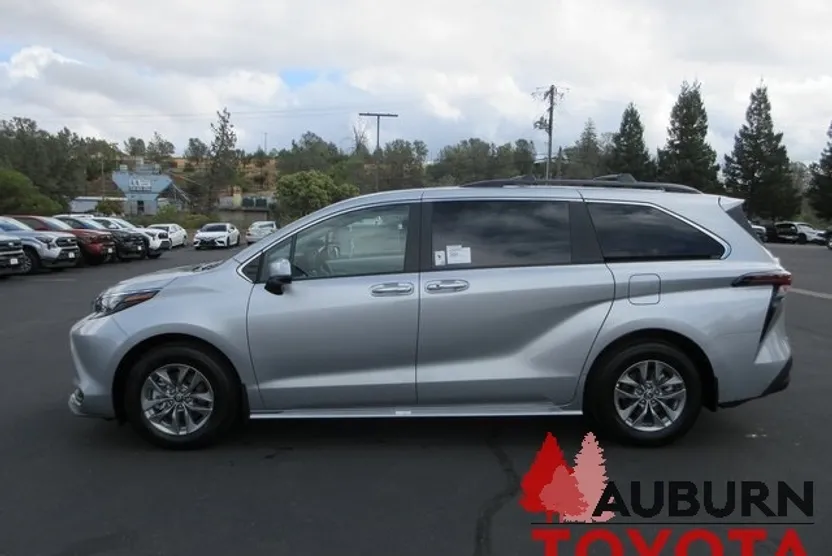 2025 Toyota Sienna XLE photo 1