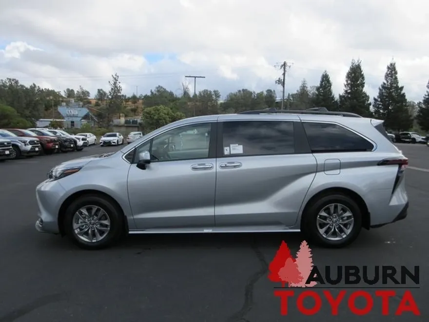 2025 Toyota Sienna XLE photo 1