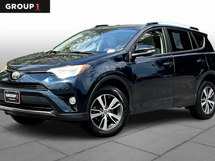 2017 Toyota RAV4 XLE photo 1