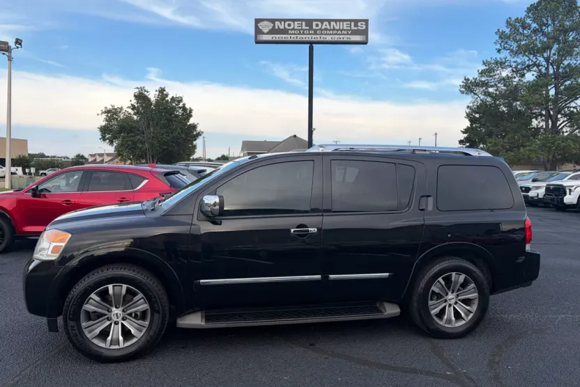 2015 Nissan Armada SV photo 1