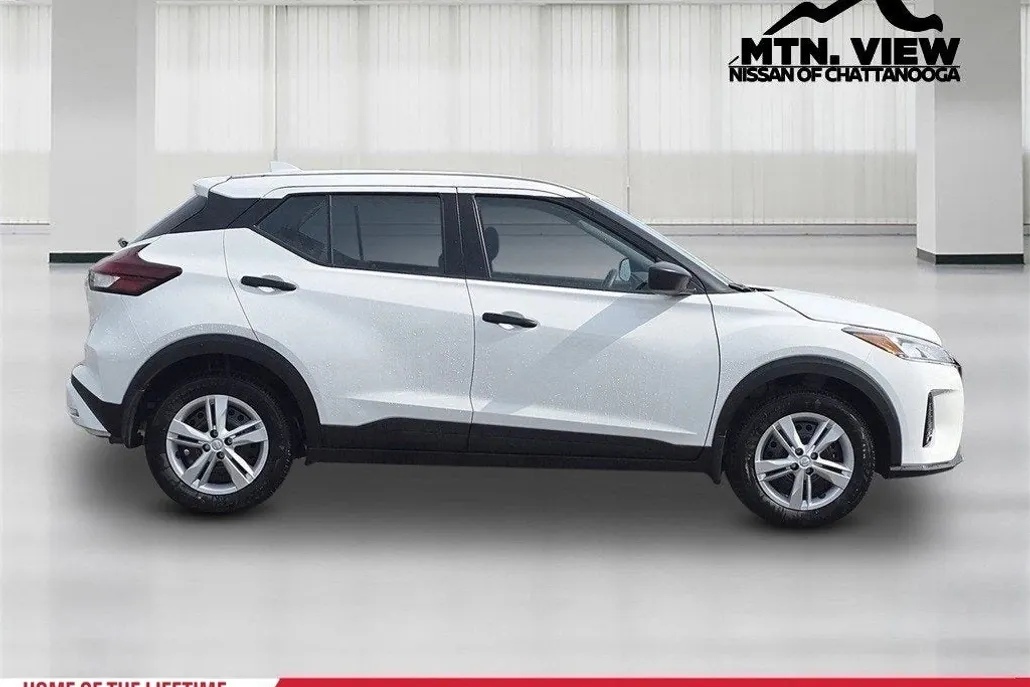 2025 Nissan Kicks Play S photo 1