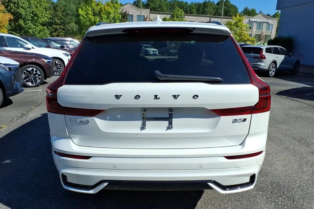 2026 Volvo XC60 B5 Core photo 1