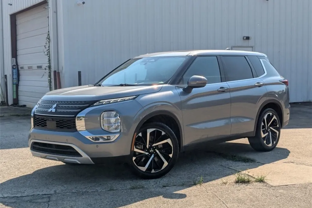 2024 Mitsubishi Outlander SE photo 1