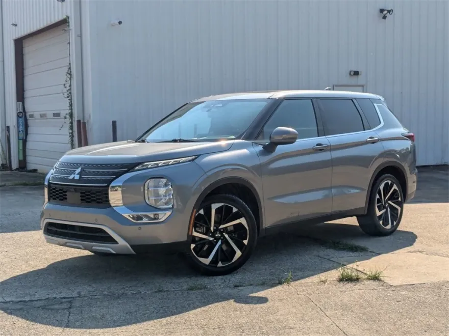 2024 Mitsubishi Outlander SE photo 1