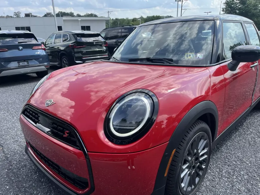 2025 Mini Cooper 2 Door Hardtop Signature photo 1