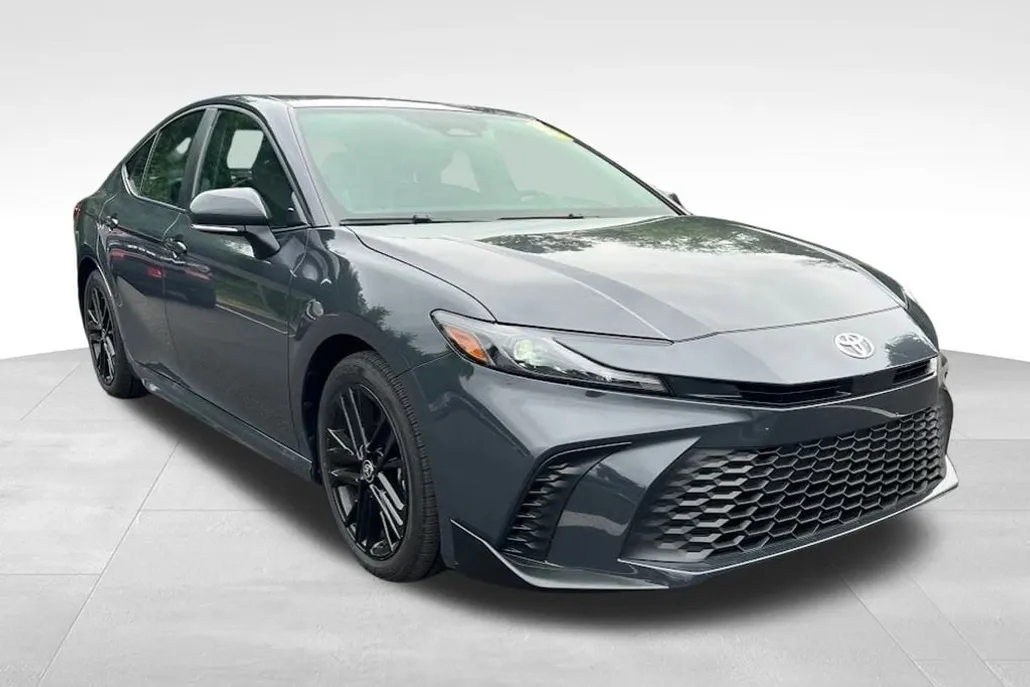 2025 Toyota Camry SE Hybrid photo 1