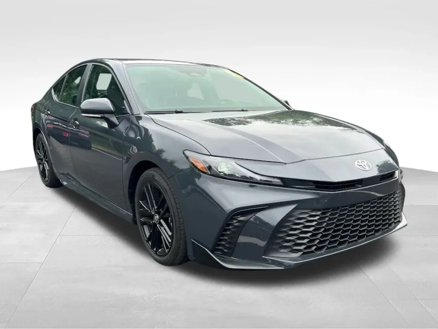 2025 Toyota Camry SE Hybrid photo 1