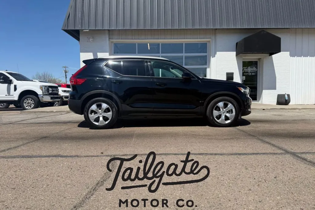 2021 Volvo XC40 Momentum photo 1