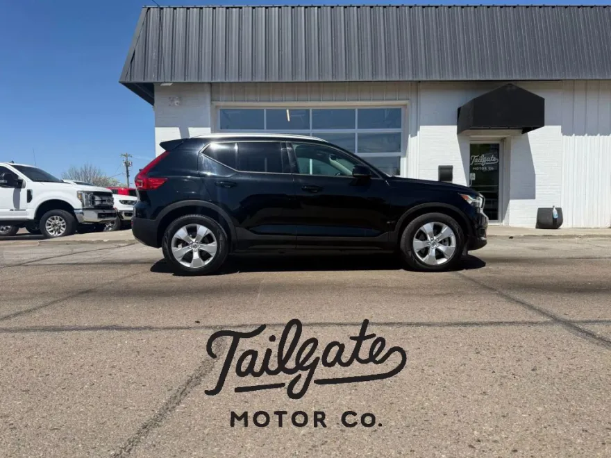 2021 Volvo XC40 Momentum photo 1