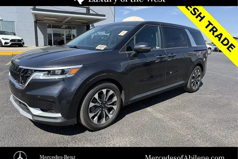 2022 Kia Carnival EX photo 1