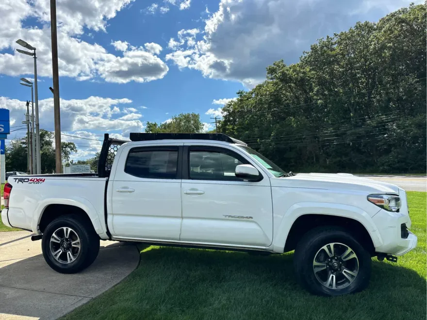 2018 Toyota Tacoma TRD Sport photo 1