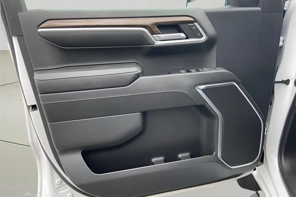 2023 Chevrolet Silverado 1500 RST photo 1