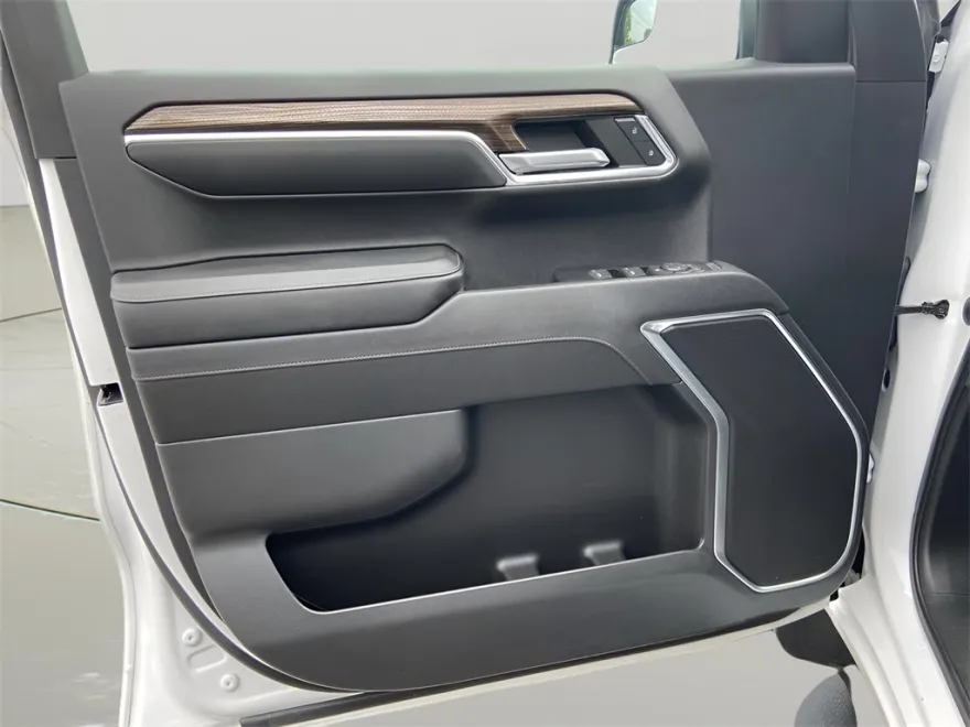 2023 Chevrolet Silverado 1500 RST photo 1