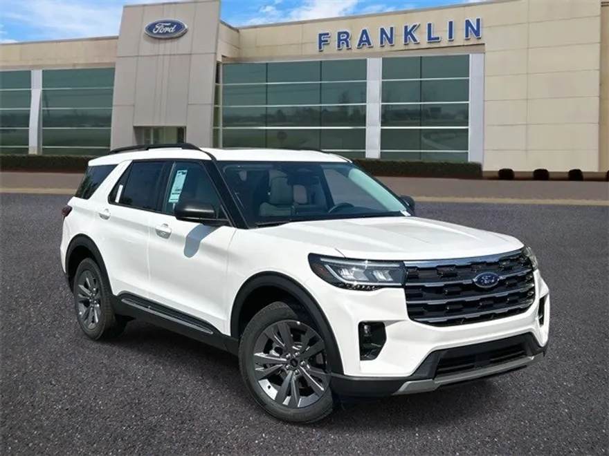 2025 Ford Explorer photo 1